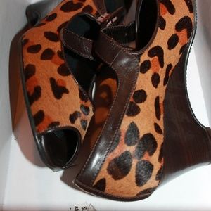 peep toe cheetah wedge shoes by Vaneli size 7m
